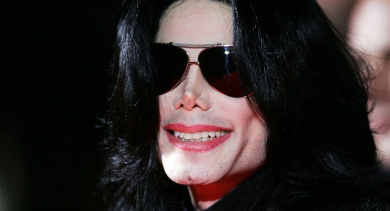 10 celebridades muertas y millonarias