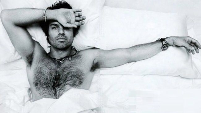 10 famosos con pelo en pecho