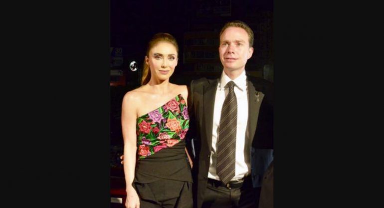 Anahí acompaña a Manuel Velasco en el Grito de Independencia en Chiapas