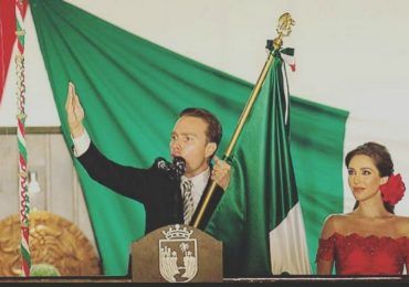 Anahí acompaña a su esposo Manuel Velasco a dar el Grito de Independencia