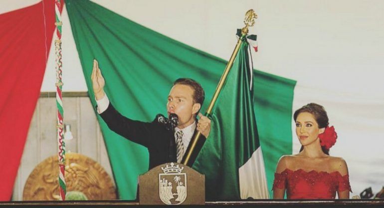 Anahí acompaña a su esposo Manuel Velasco a dar el Grito de Independencia