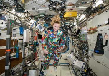 Astronauta de la NASA usa traje pintado por niños con cáncer