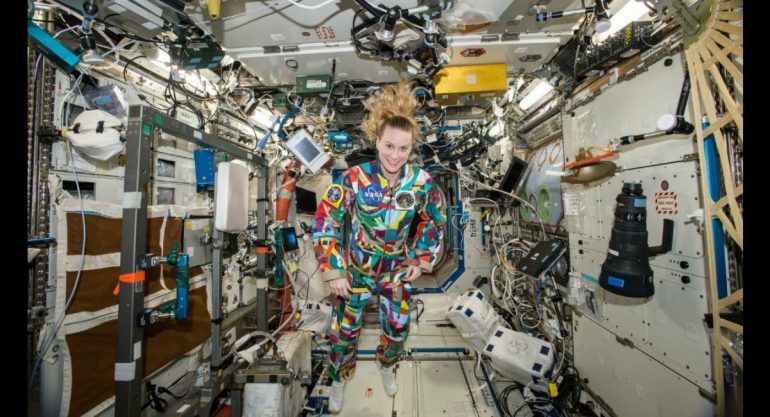 Astronauta de la NASA usa traje pintado por niños con cáncer