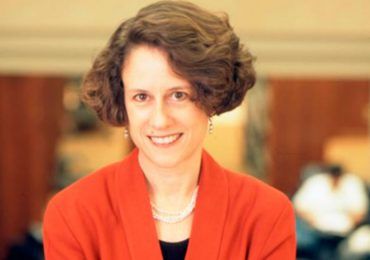 Denise Dresser bailando reguetón