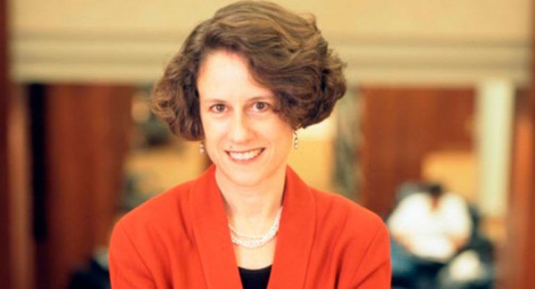 Denise Dresser bailando reguetón