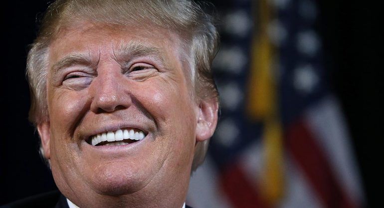 Detienen a sujeto por vandalizar estrella de Donald Trump