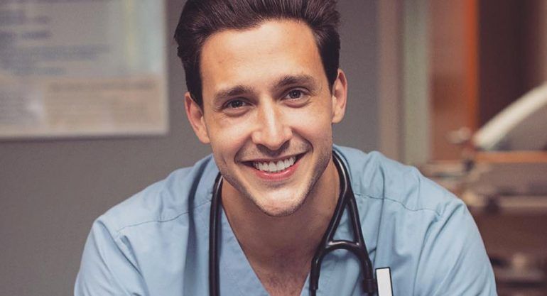 Doctor más sexy del mundo rifa una cita