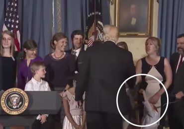 Donald Trump ignora saludo de niño en silla de ruedas