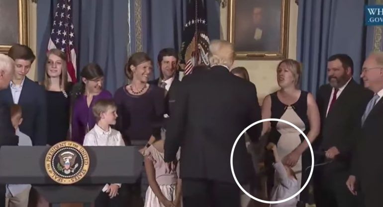 Donald Trump ignora saludo de niño en silla de ruedas