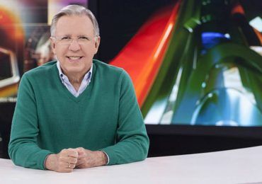 'El Teacher' se toma selfie con Azcárraga en su penúltimo programa