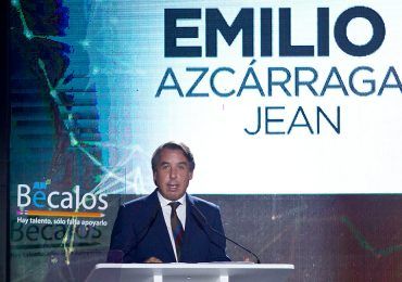 Emilio Azcárraga Jean celebra a graduados de 'Bécalos' 2017