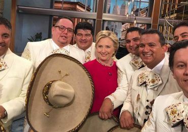 Hillary Clinton celebra su cumpleaños con mariachi