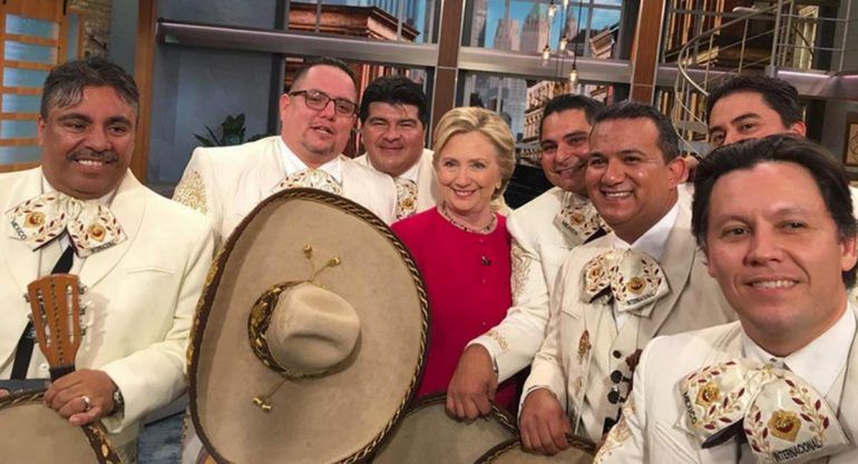 Hillary Clinton celebra su cumpleaños con mariachi