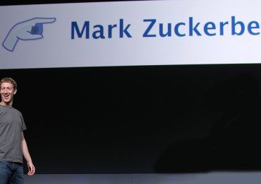 La costosa camiseta que siempre usa Mark Zuckerberg