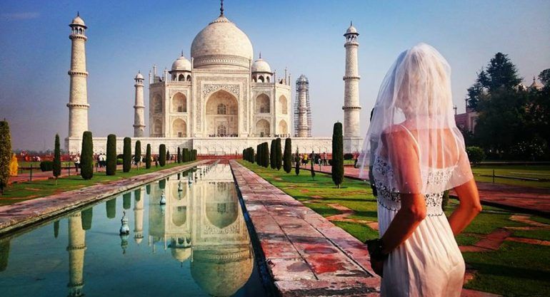 La mujer que le dio la vuelta al mundo vestida de novia