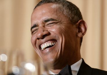 Obama carga a bebé de mujer en Alaska