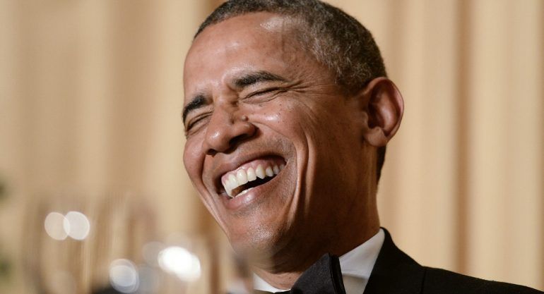 Obama carga a bebé de mujer en Alaska