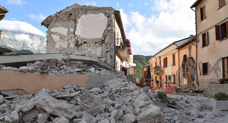 Sismo deja al menos 120 muertos en Italia