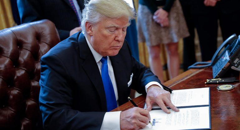 Trump firma decreto para construir el muro fronterizo
